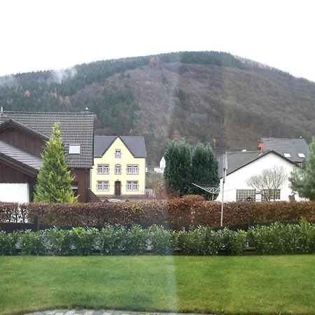 Lägenhet In Ruhiger Aber Zentraler Lage, Mit Eigener Moeblierter Terrasse Birresborn